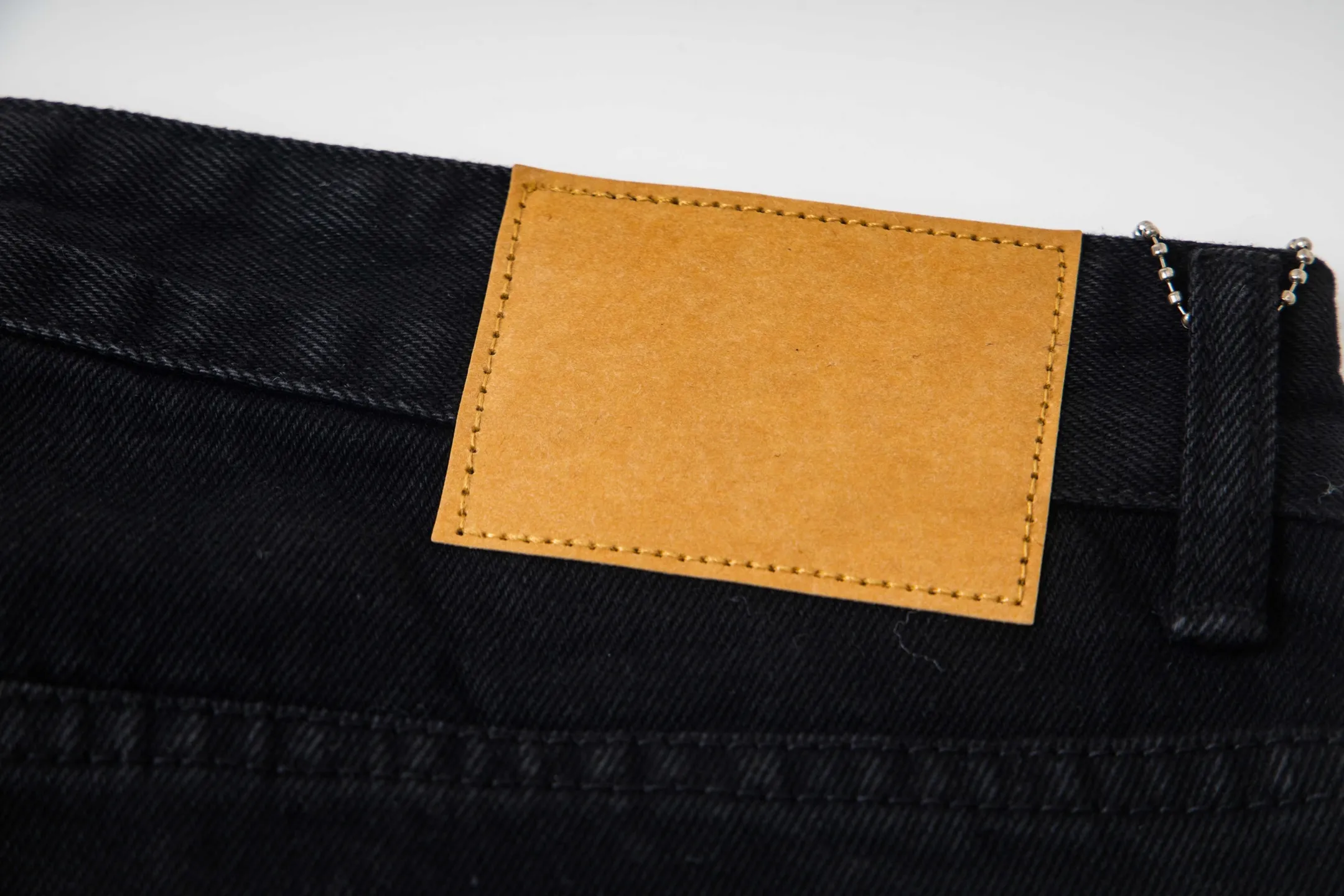 P260 Chrome Hearts Black Pants, Sanskrit Blue and White Multi-Leather Jeans. CH jeans need to be washed and then disassembled and hand-stitched with sheepskin cross leather and then spliced ​​together. The whole piece has too many craftsmanship to explain. The patchwork is decorated with cross patterns and the high-waisted washed jeans! ! Absolutely high-end luxury products, god-level single products and super popular products, made with top heavy industry, a must-see magic weapon. Customized hardware. The fabric is thick and soft after washing. It has good breathability. Customized small leather label. Unique design. The details are simple and elegant, and the workmanship is exquisite. The entire trousers are neatly routed and the details are in place! It’s so cool that both men and women can easily control the genderless trend! Style number: 1801# Color: black Size: 28 30 32 34